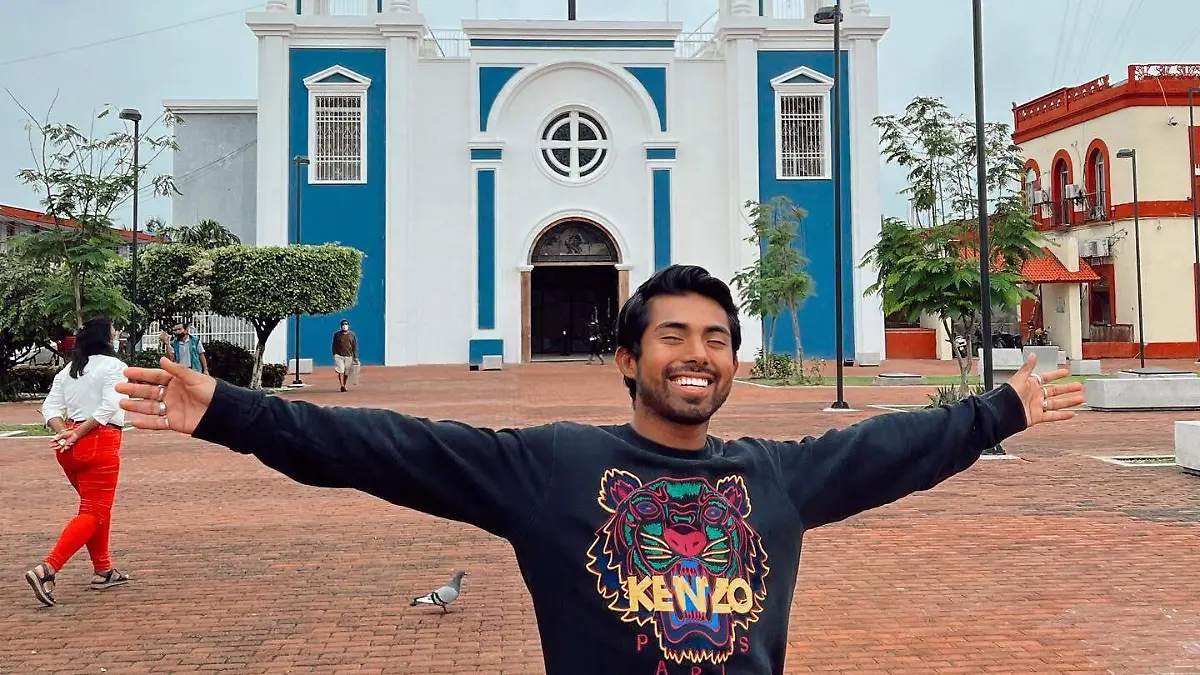 Henry junto a la Iglesia de Comalcalco